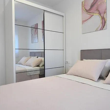Garden Leoma With Free Parking! Διαμέρισμα Ζαντάρ