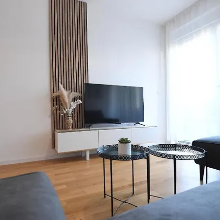 Garden Leoma With Free Parking! Apartment