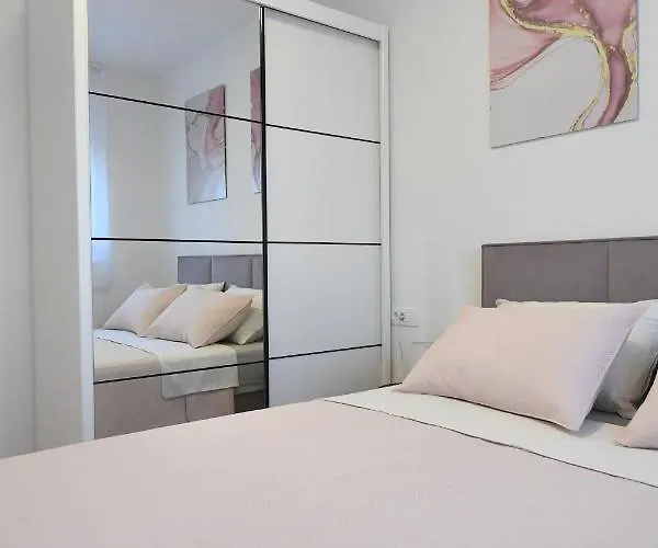 Garden Leoma With Free Parking! דירה זאדאר